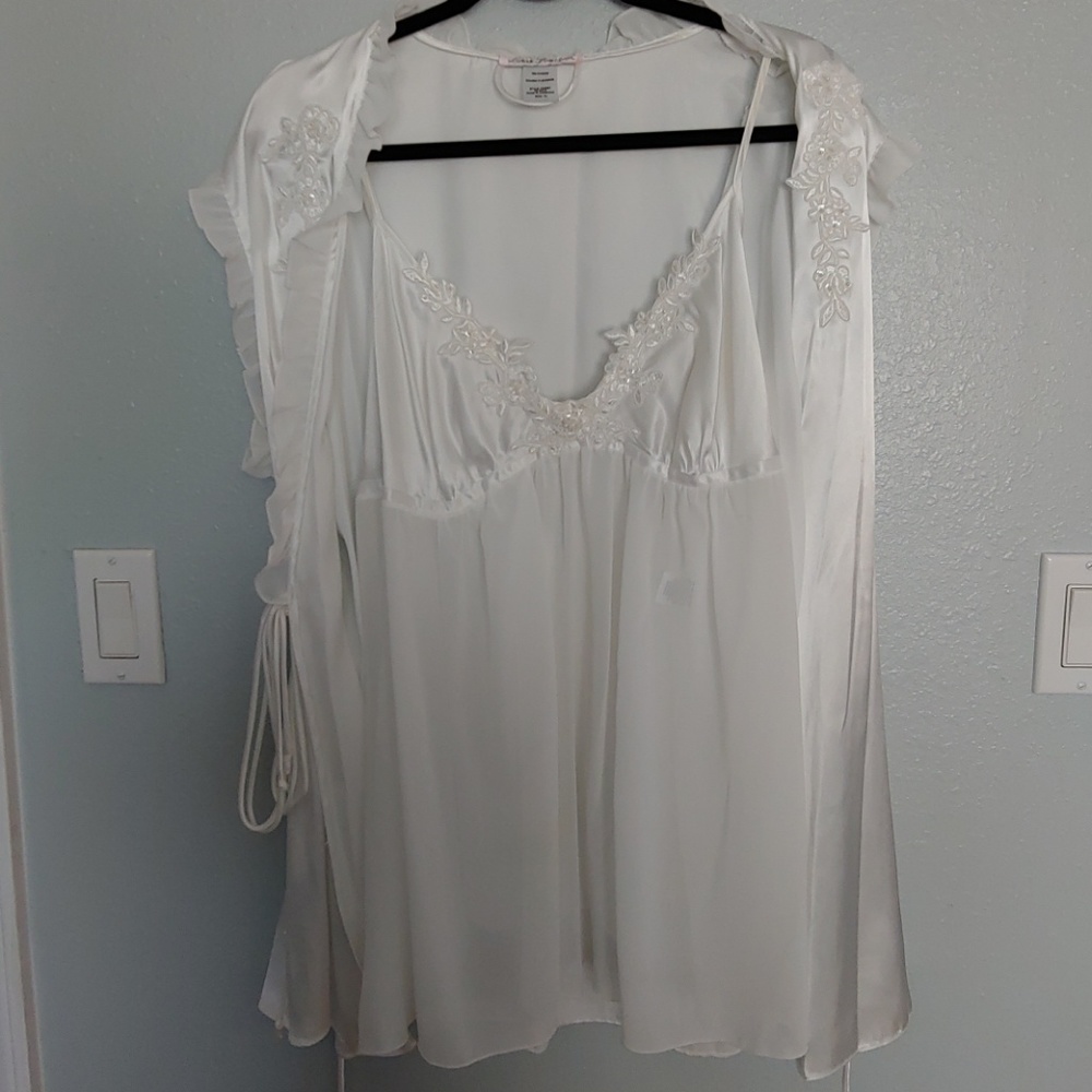 Ladies Nightgown & Robe - Picture 2 of 8
